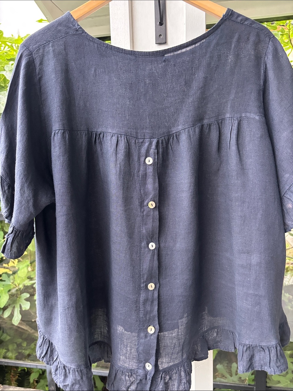 Like New Women's Navy Ruffle-Hem Linen Short Sleeve Blouse - Top Size Large - Picture 3 of 16